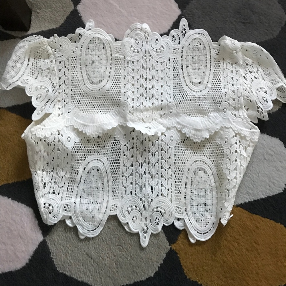 MUSTGO!Sexy yet elegant crispy white crotchet top. - Picture 5 of 7